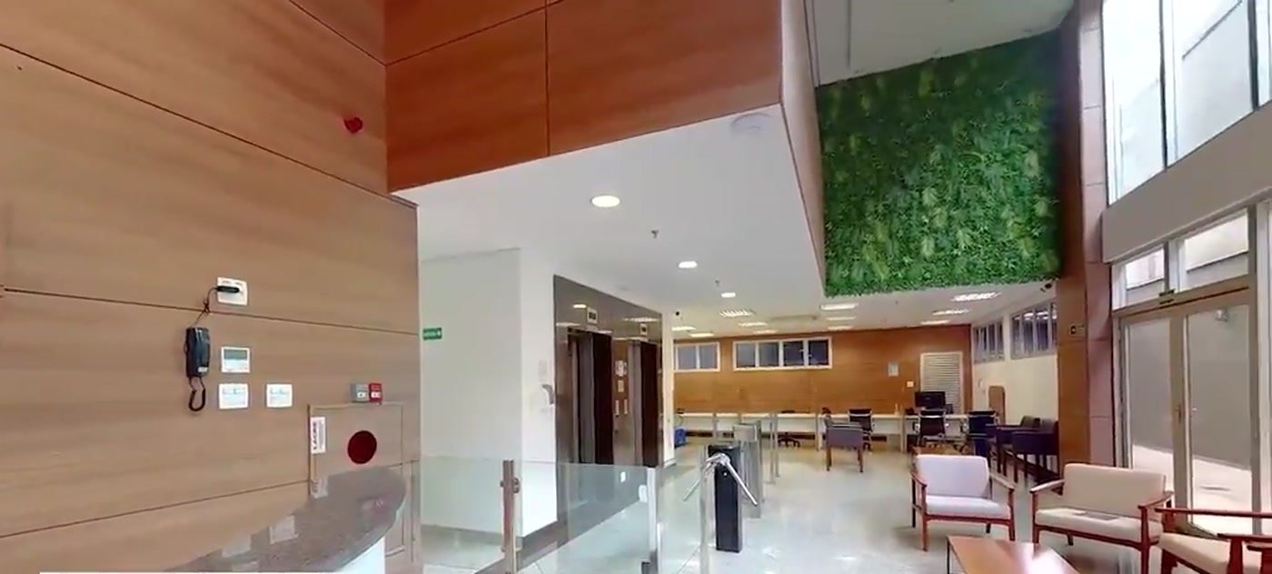 Recepção com pé-direito duplo e jardim vertical